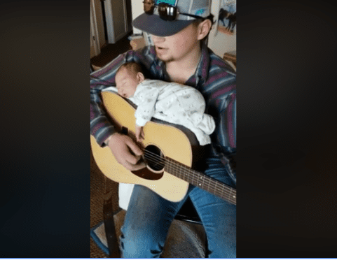 [VIDEO] Nyenyak Tidur Atas Gitar, Gelagat Ayah Dan Baby Ini Jadi Tumpuan Dunia