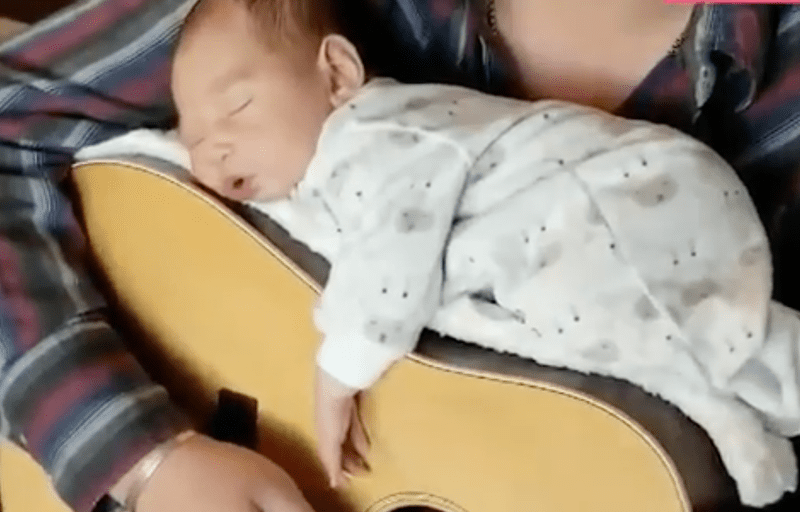 [VIDEO] Nyenyak Tidur Atas Gitar, Gelagat Ayah Dan Baby Ini Jadi Tumpuan Dunia