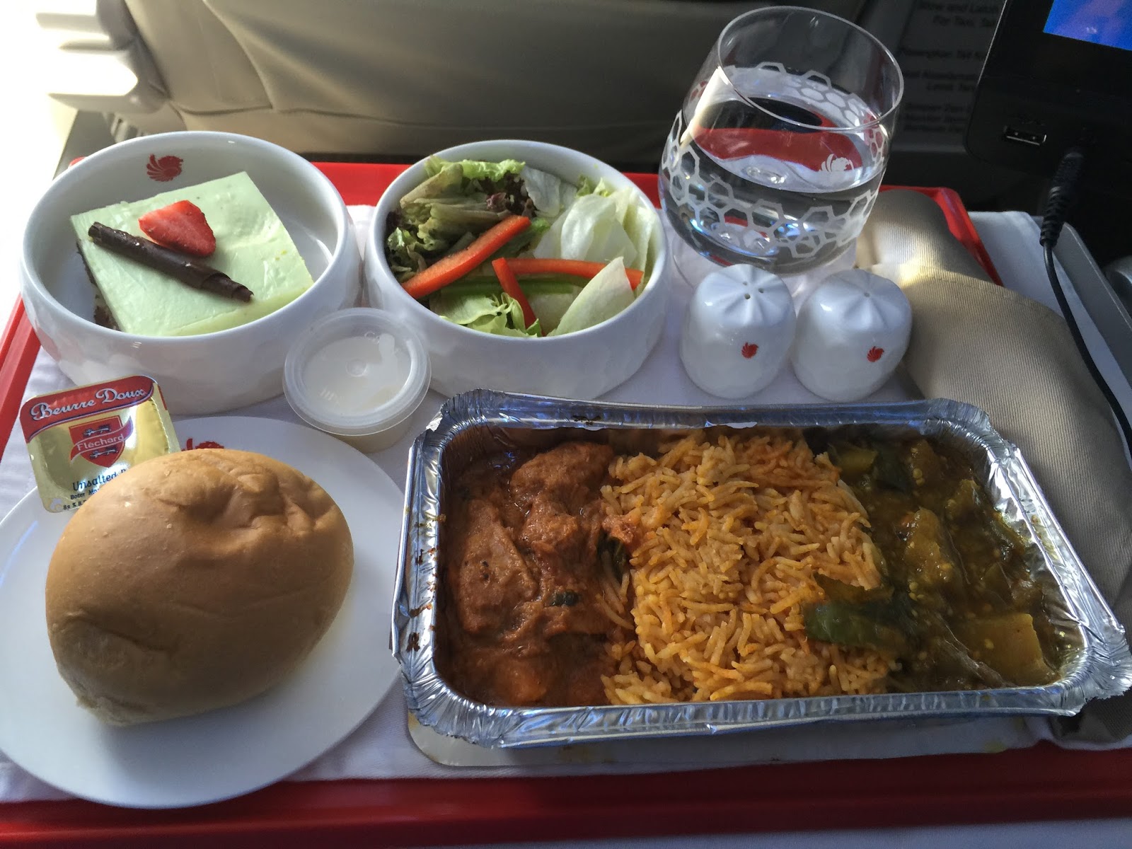 8 Jam Kebulur Tunggu Makanan Dalam Flight, Kisah Lelaki Ini Cuit Hati Netizen