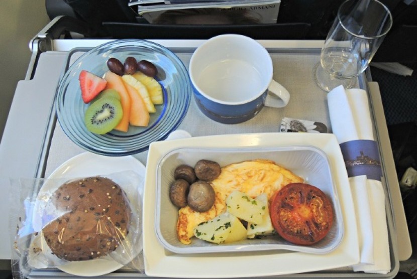 8 Jam Kebulur Tunggu Makanan Dalam Flight, Kisah Lelaki Ini Cuit Hati Netizen
