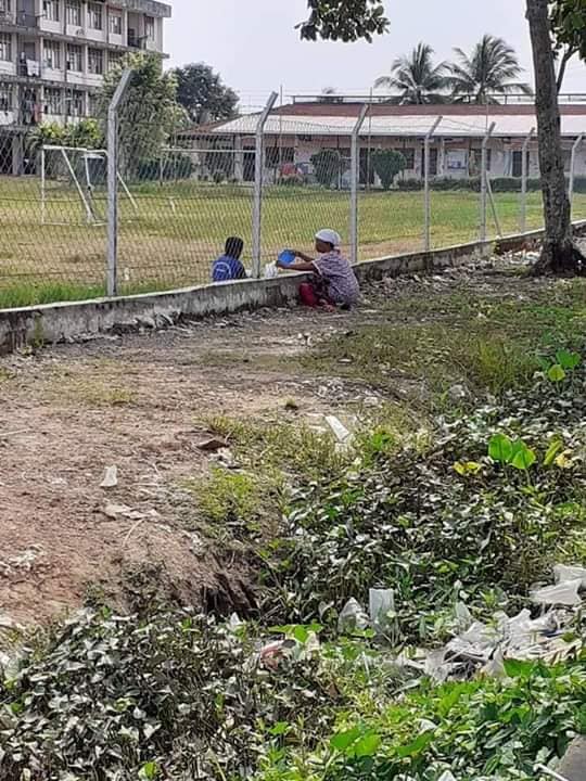 Dihalang Security Guard, Nenek Sorok2 Suap Cucu Makan Dari Tepi Pagar Sekolah