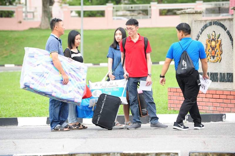 [FOTO] Teruja Anak Masuk Universiti, Moment Parents Angkut Barang Bikin Sebak