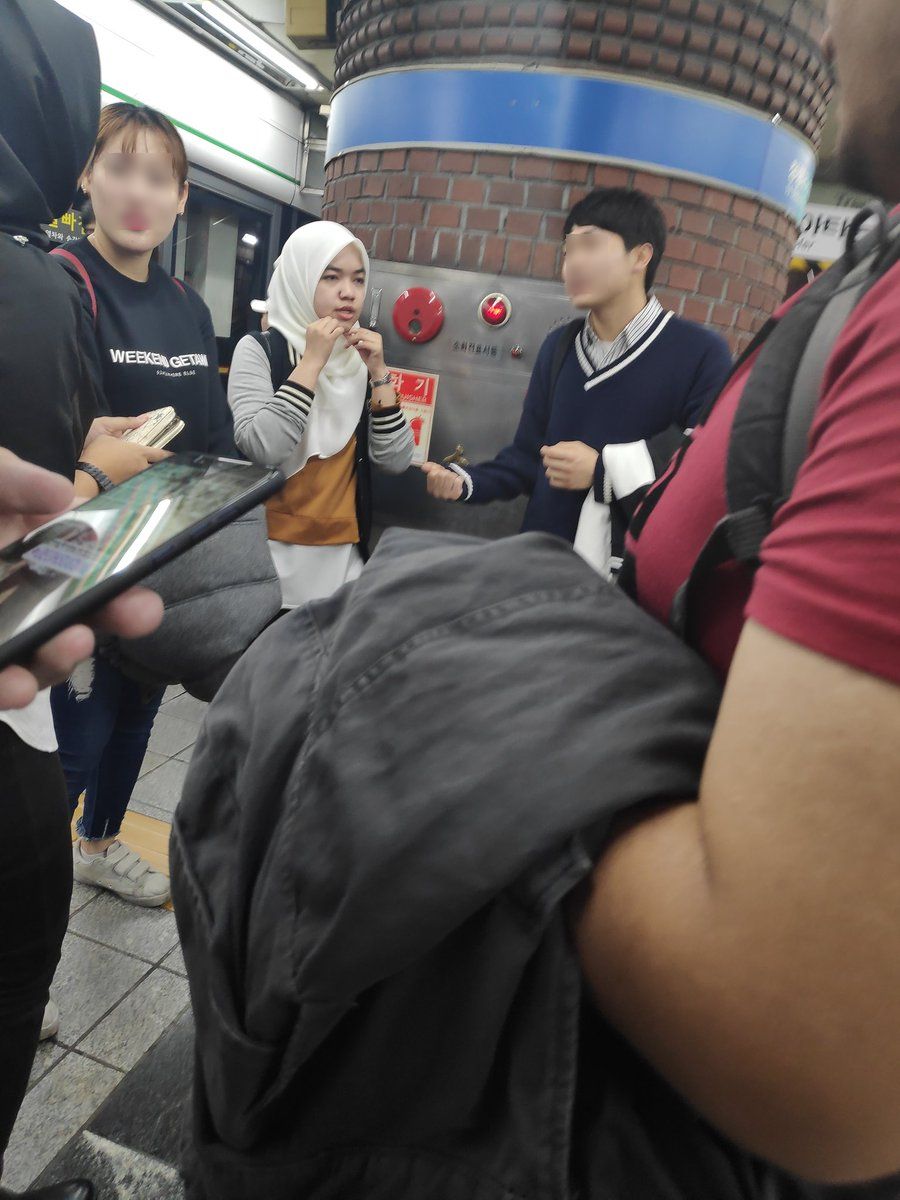 [FOTO] Syok Melancong Di Korea, Tiba-Tiba Ada Pelajar Datang Pujuk Buat Sesuatu