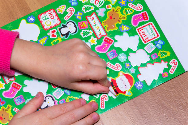 Lupakan Alat Mainan Yang Mahal, Rupanya Sticker Sangat Bagus Untuk Anak Anda