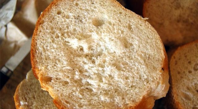 Demam Sampai Menggigil Teruk, Lelaki Serik Makan Roti Expired Yang Nampak Elok