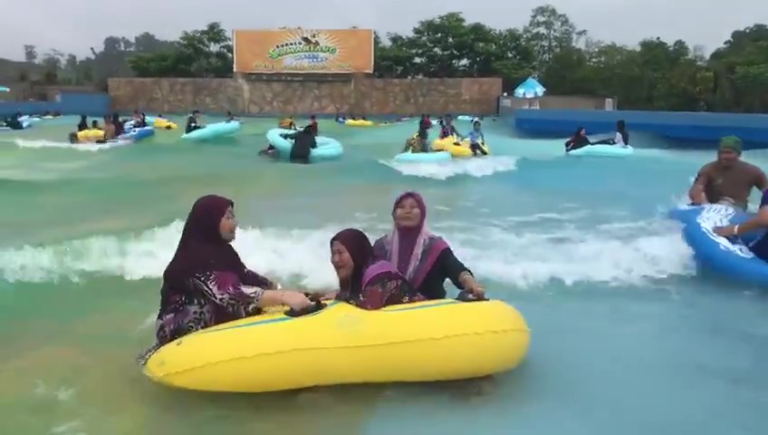 Teruja Main Di Taman Tema Air, Babak Nenek Jatuh Pelampung Jadi Viral