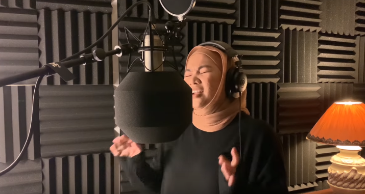 [VIDEO] Aina Abdul ‘Cover’ Lagu English Padu, Tapi Mic Pula Yang Curi Tumpuan