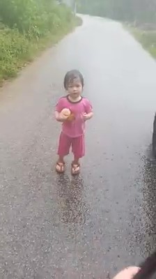 “Gigil Sebut Ibu, Ibu” – Budak Ditemui Merayau Dalam Hujan Sebab Pengasuh Cuai?