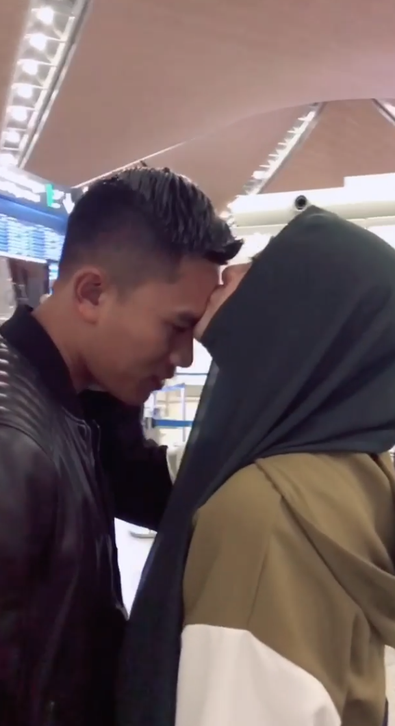 [VIDEO] Suami Dapat Panggilan Tugas Ke Australia, Isteri Payah Lepaskan Pergi