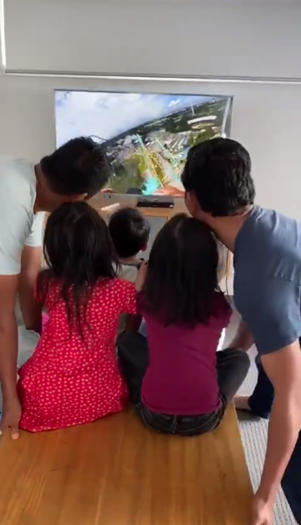 Anak Tak Dapat Naik Roller Coaster Di Theme Park, Bapak-Bapak Ini Guna Idea Win
