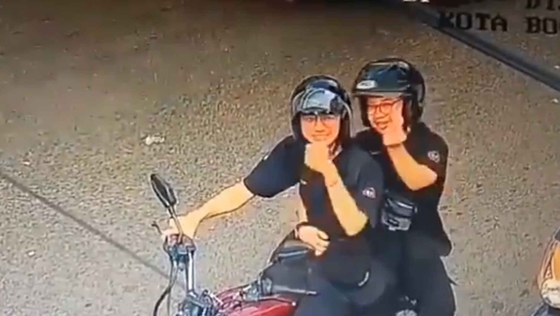 Naik Motor Tak Pakai Helmet, Tak Sangka 2 Lelaki Ditegur Dengan Cara Paling Win