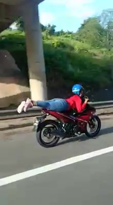 [VIDEO] Viral Tunggang Motor Ala ‘Superman’, Gadis Bawah Umur Akhirnya Ditahan