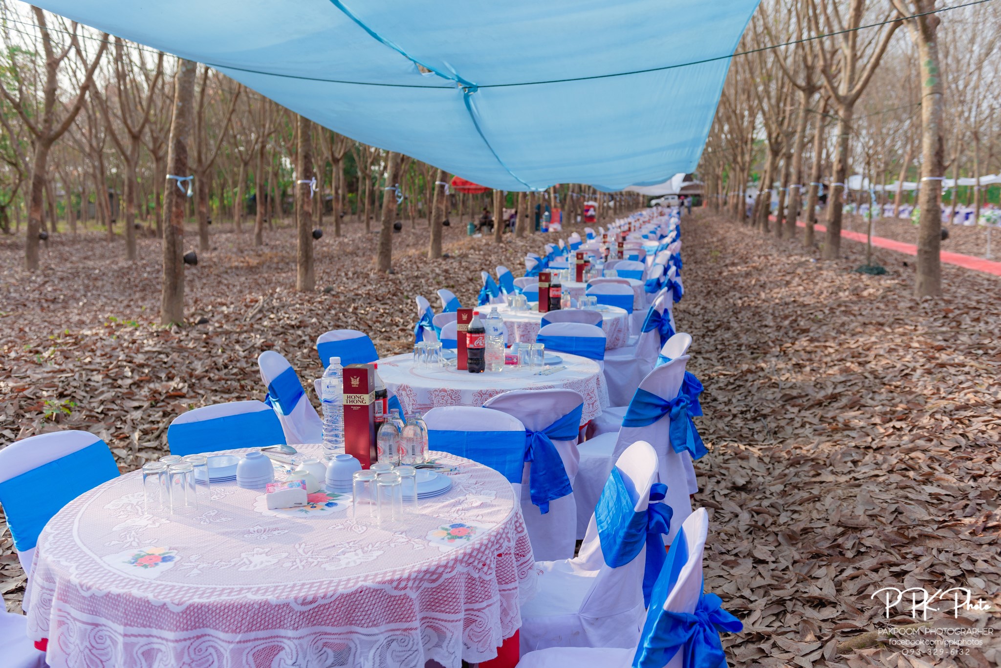 [FOTO] Pengantin Nekad Kahwin Dalam Kebun Getah, Netizen Pula Risau Benda Lain