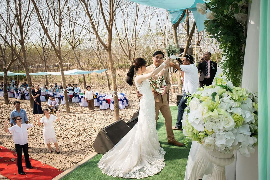 [FOTO] Pengantin Nekad Kahwin Dalam Kebun Getah, Netizen Pula Risau Benda Lain