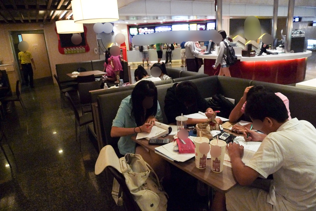 Busy Study Group Di Restoran Fast Food, Pelajar Sound Meja Sebelah Sebab Bising