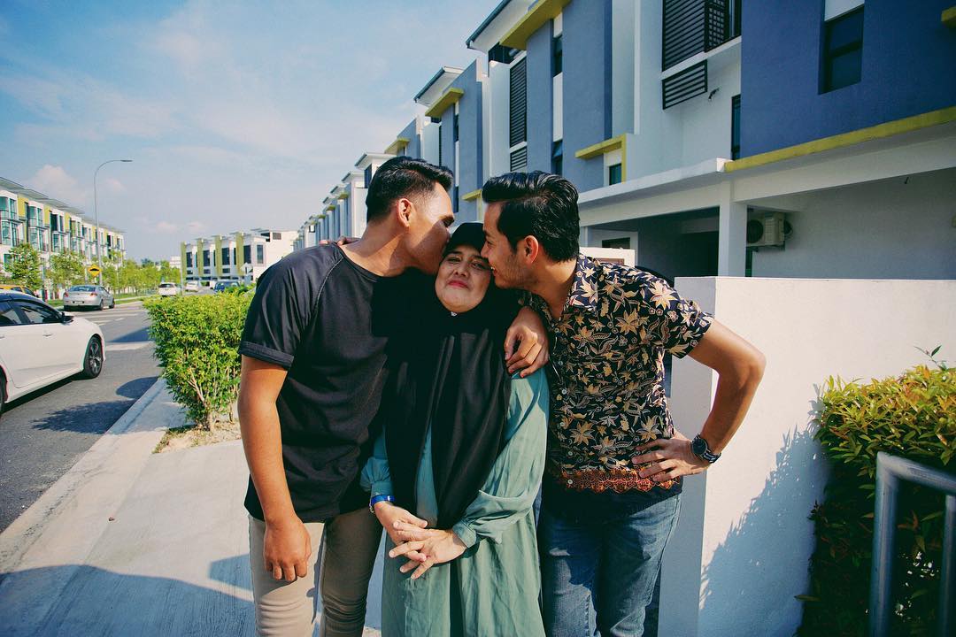 [VIDEO] Menangis Si Ibu, Syafie Naswip & Adik ‘Suprise’ Hadiahkan Rumah Pertama