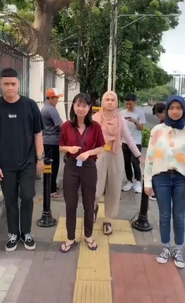 Bukan Main Gigih Buat TikTok, Gadis Tak Sedar Member Pakat Prank Tepi Jalan