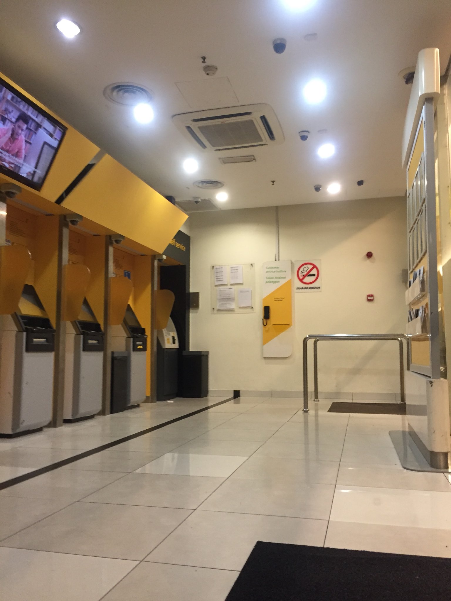 Terkunci Dalam Bank Jam 1 Pagi, Pemuda Cerita Detik Cemas Cuba Selamatkan Diri
