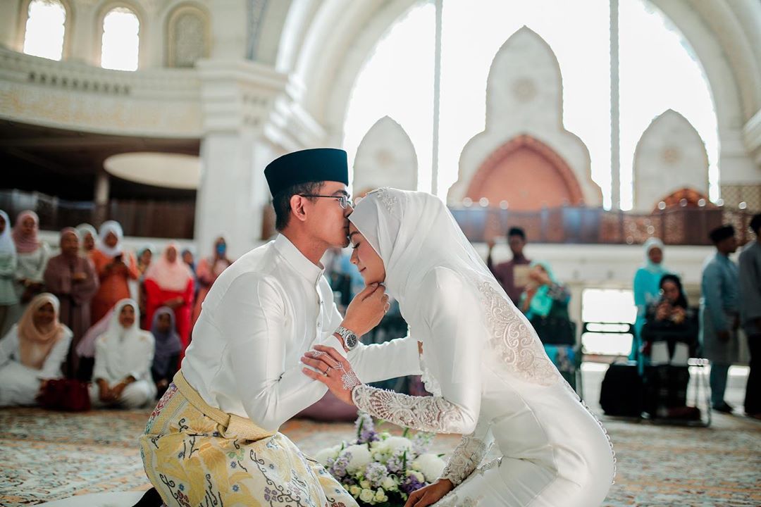 [VIDEO] Terlalu Malu Ketika Dahi Hendak Dikucup, Sweet Sungguh Tasha & Suami