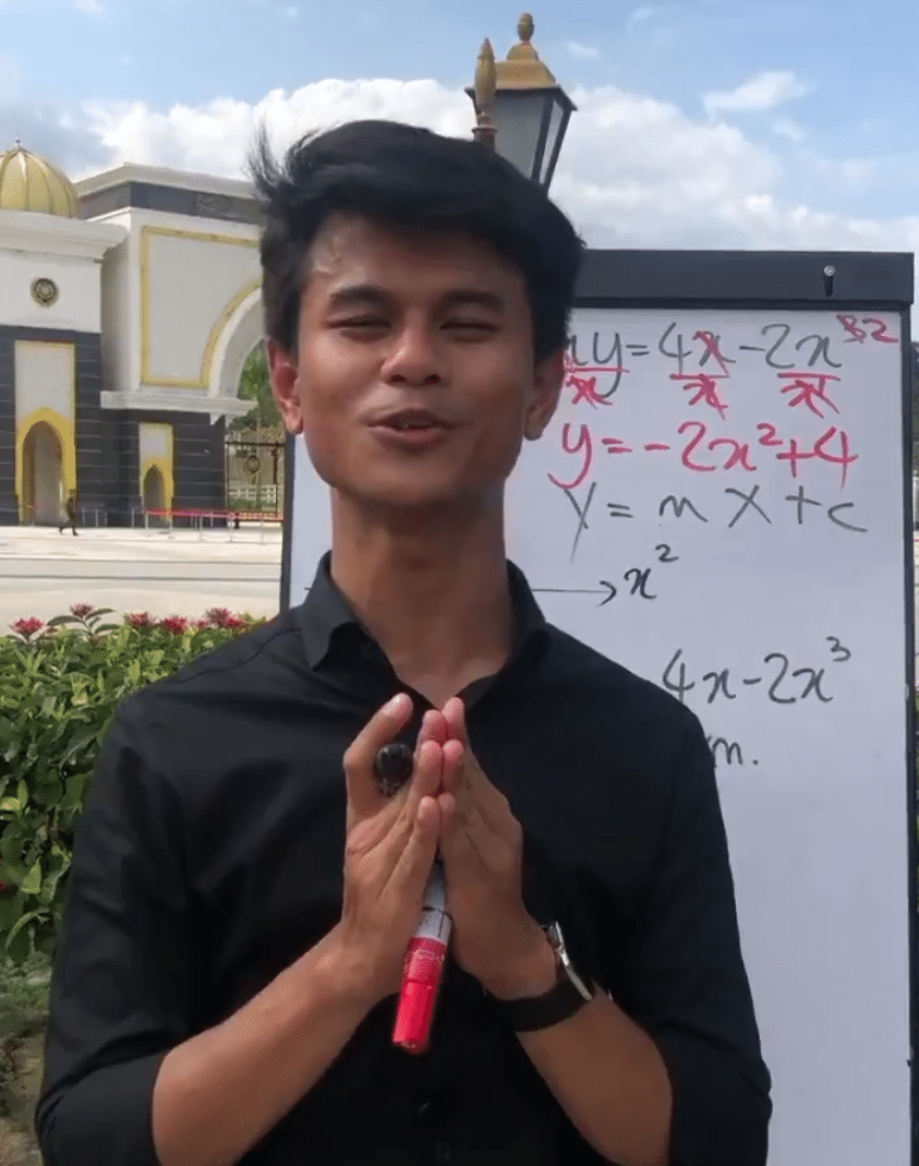 [VIDEO] Tak Cukup Geng Wartawan, Guru Ini Pula Ajar Addmath Depan Istana Negara
