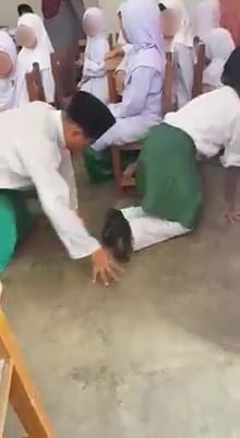Anak Mengadu Teruk Dimarah, Ibu Terjah & Denda Ustazah Merangkak Satu Kelas