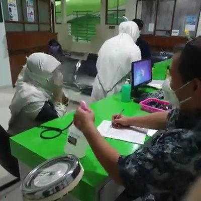 [VIDEO] Padah Bersin Depan Staf Medik, Habis Satu Badan Mak Cik Kena ‘Sembur’