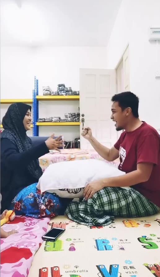 [VIDEO] Siapa Kalah Wajib Kena Bedak Setepek, Game Suami Isteri Ini Lawak Habis