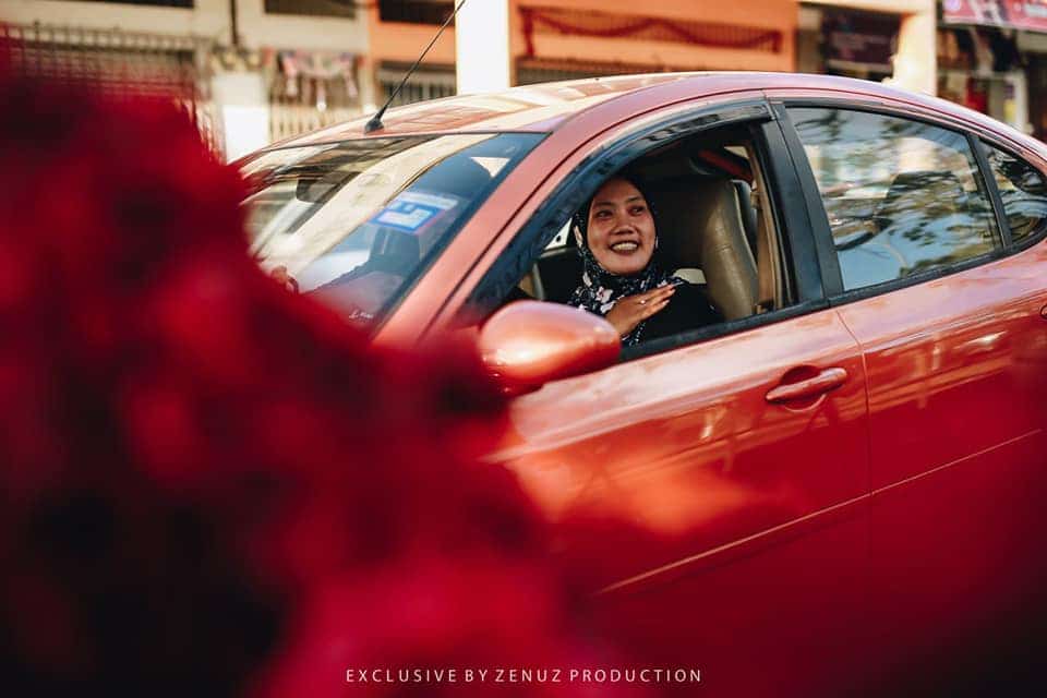 [FOTO] Tak Payah Nak Salam Keruk, Musim COVID-19 Elok Buat Wedding Drive-Thru