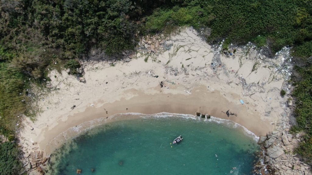 Catat Angka Tertinggi Covid-19, Pantai Hong Kong Tercemar Dengan Mask Terpakai