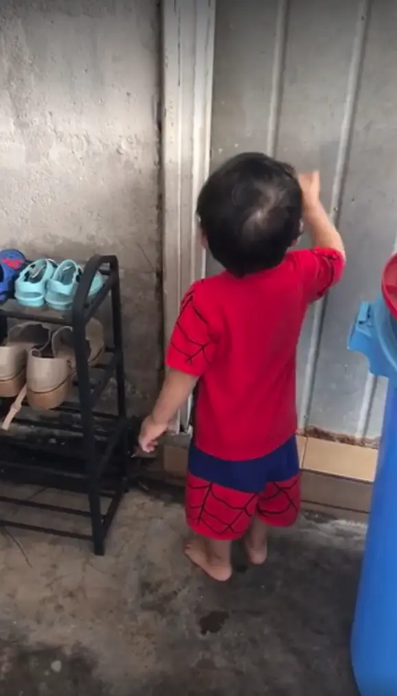 [VIDEO] Ayah Sibuk ‘Buang Hajat’, Anak Tunggu Di Luar Ketuk Pintu Siap Berbual