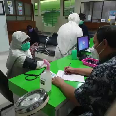 [VIDEO] Padah Bersin Depan Staf Medik, Habis Satu Badan Mak Cik Kena ‘Sembur’