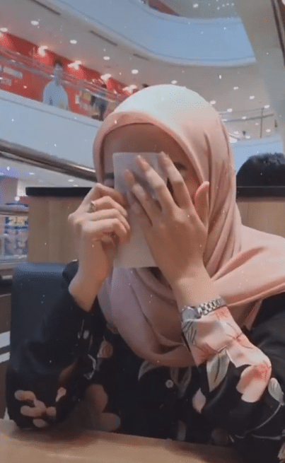 [VIDEO] Berani Bagi Surat Usya Abang Waiter, Gadis ‘Terciduk’ Bila Tahu Jawapan
