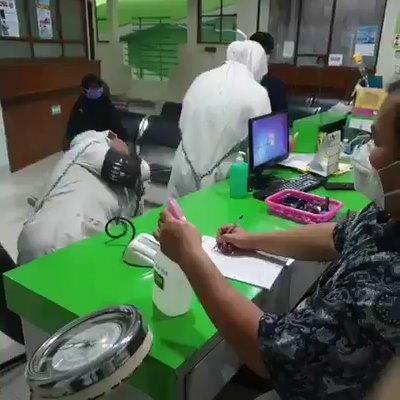 [VIDEO] Padah Bersin Depan Staf Medik, Habis Satu Badan Mak Cik Kena ‘Sembur’