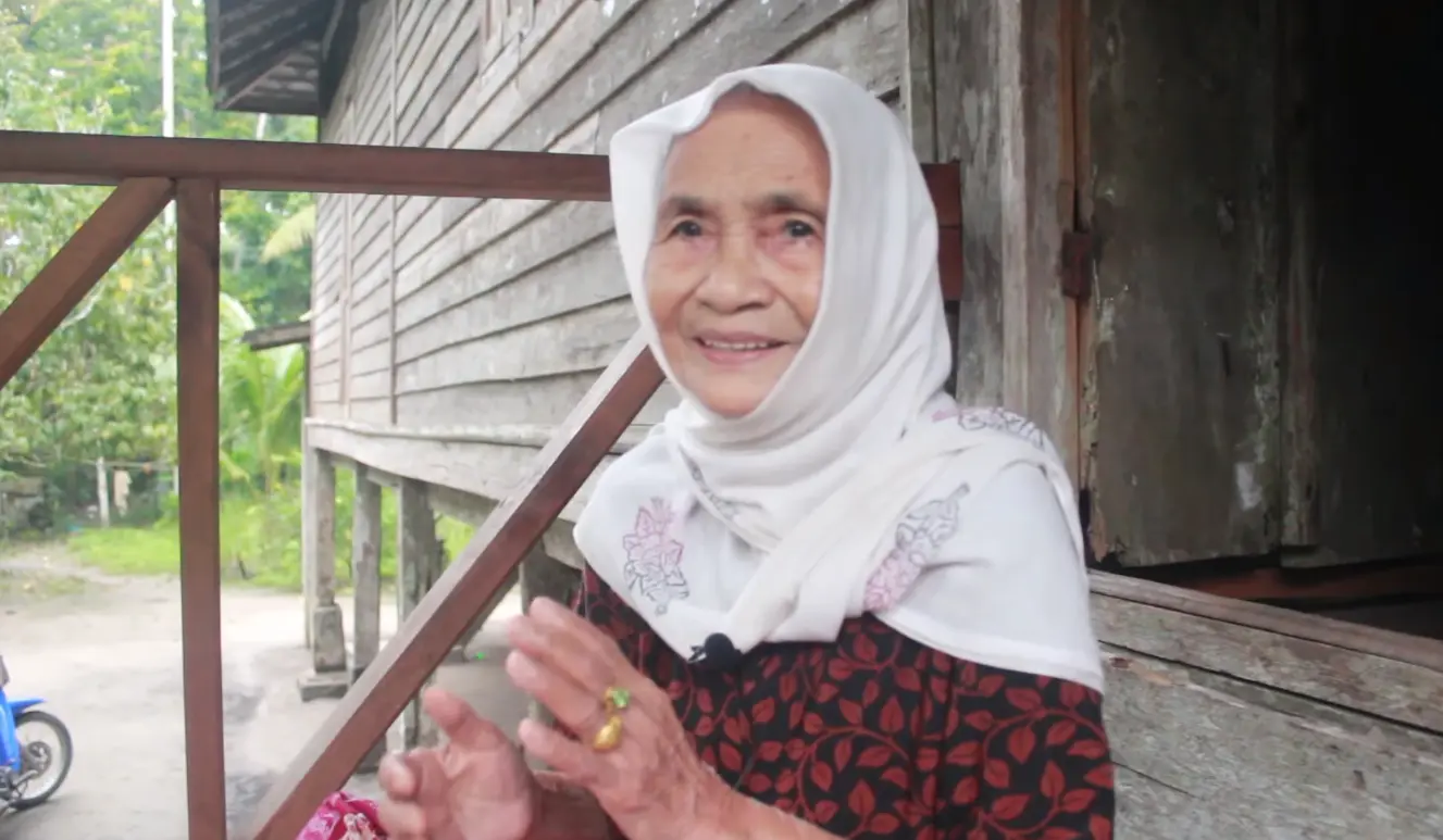 Nenek 90 Tahun Hebat Cakap ‘Dialek Istimewa’, Tapi Keanggunannya Pula Dipuji