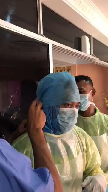 Alat Perlindungan Dah Sikit, Staf KKM Rela Sarung Plastik Sampah Rawat COVID-19