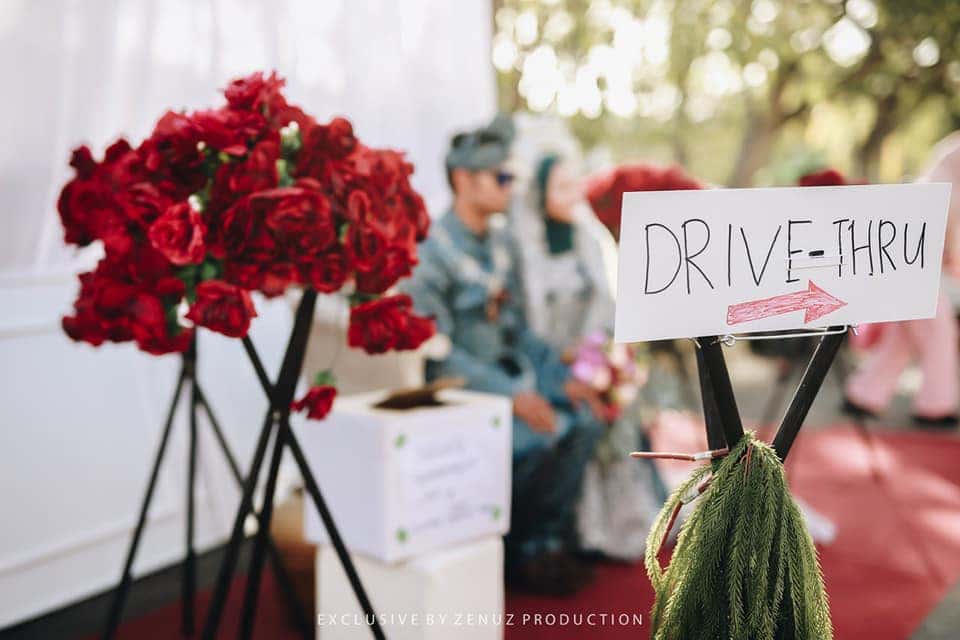 [FOTO] Tak Payah Nak Salam Keruk, Musim COVID-19 Elok Buat Wedding Drive-Thru