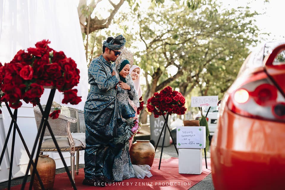 [FOTO] Tak Payah Nak Salam Keruk, Musim COVID-19 Elok Buat Wedding Drive-Thru