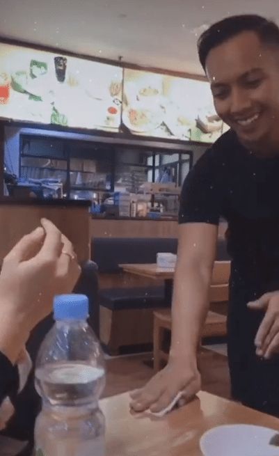[VIDEO] Berani Bagi Surat Usya Abang Waiter, Gadis ‘Terciduk’ Bila Tahu Jawapan