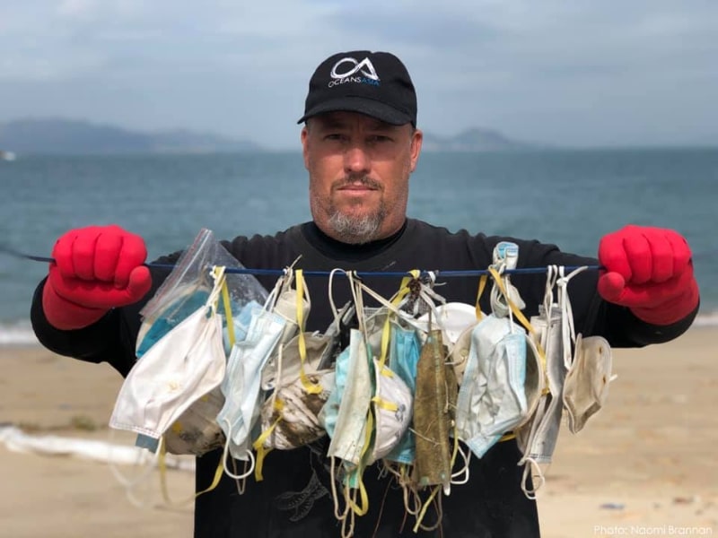 Catat Angka Tertinggi Covid-19, Pantai Hong Kong Tercemar Dengan Mask Terpakai