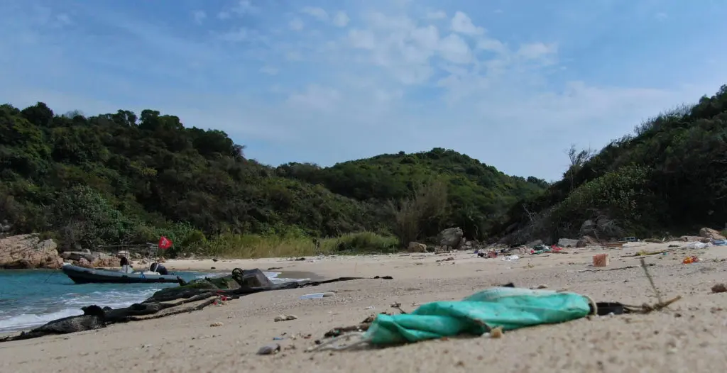Catat Angka Tertinggi Covid-19, Pantai Hong Kong Tercemar Dengan Mask Terpakai