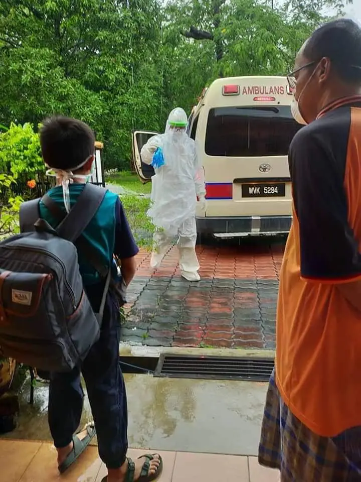 Ambulans Bawa Pergi Budak Sekolah Positif COVID-19, Ibu Ayah Tak Boleh Temankan