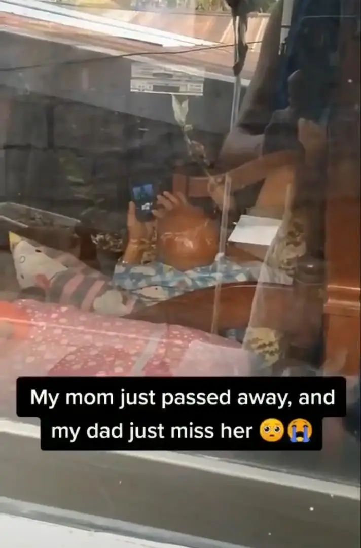 [VIDEO] Rindu Isteri Yang Dah Tiada, Anak Rakam Ayah Terbaring Tenung Gambar