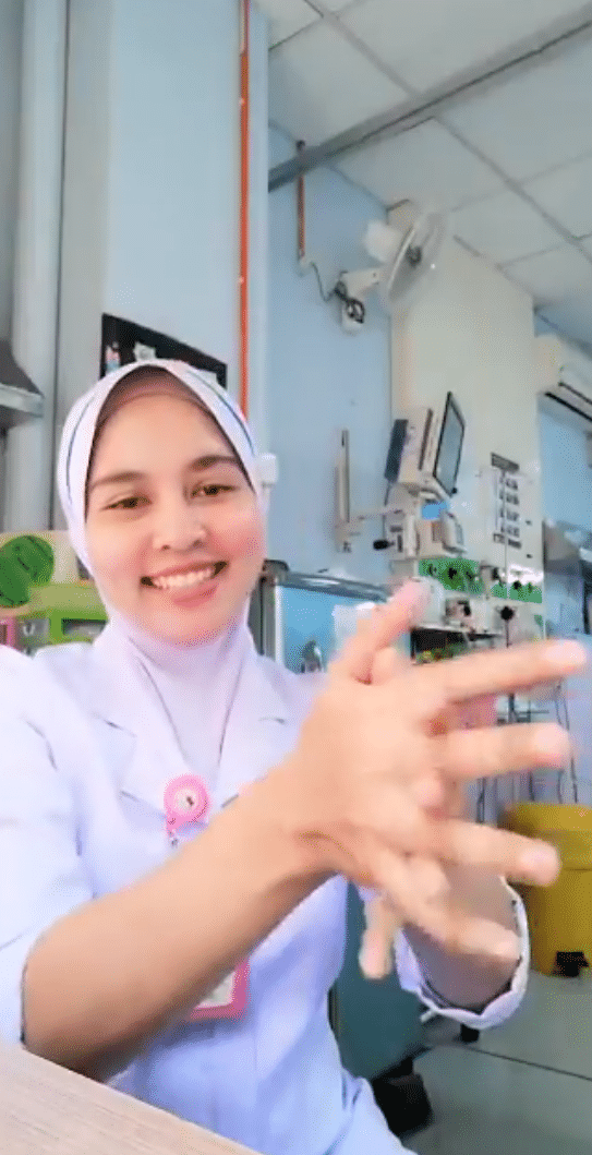 Nurse Tunjuk Cara Pakai Hand Sanitizer, Tak Sangka Ramai Pula Terjatuh Cinta