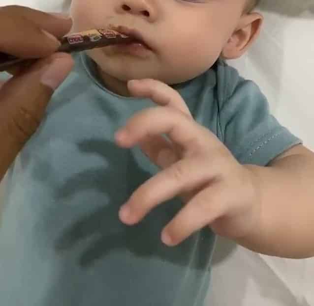 Suap Coklat Pada Baby 5 Bulan, Instafamous Dikritik Cara Pujuk Anak Menangis?