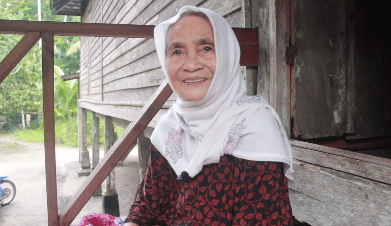 Nenek 90 Tahun Hebat Cakap ‘Dialek Istimewa’, Tapi Keanggunannya Pula Dipuji