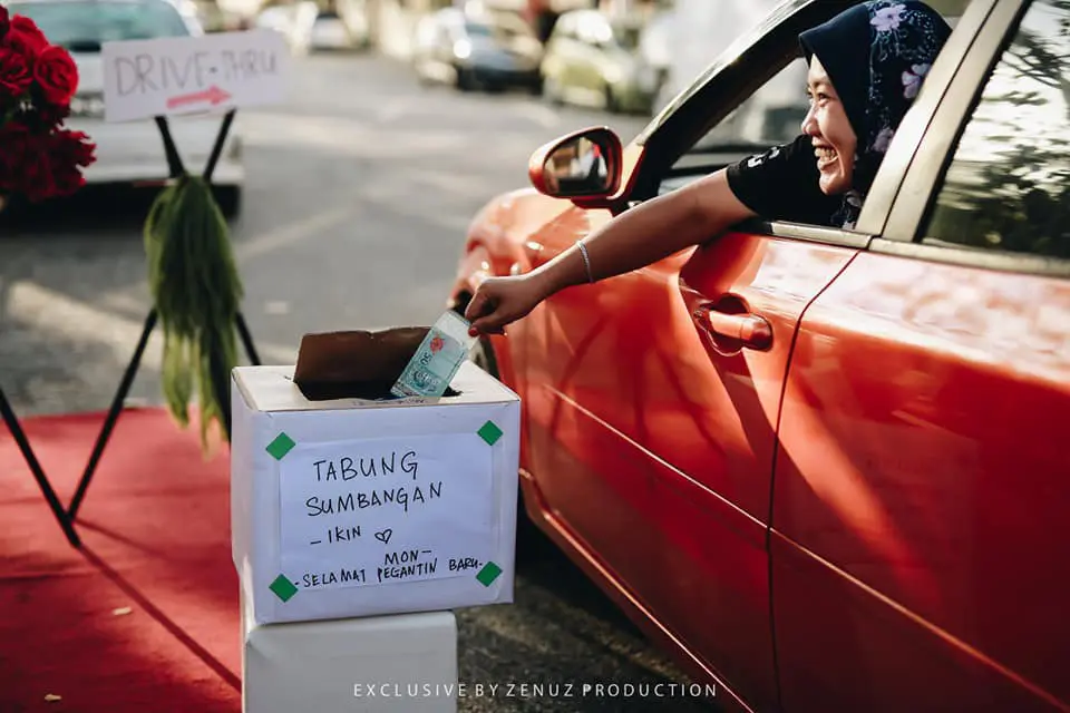 [FOTO] Tak Payah Nak Salam Keruk, Musim COVID-19 Elok Buat Wedding Drive-Thru