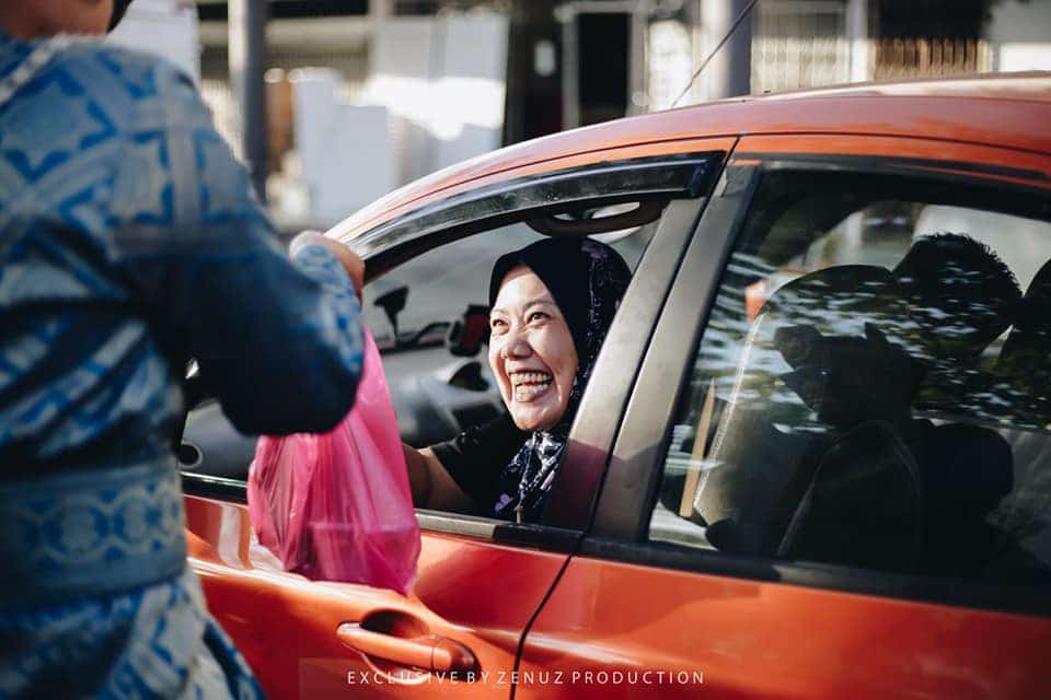 [FOTO] Tak Payah Nak Salam Keruk, Musim COVID-19 Elok Buat Wedding Drive-Thru