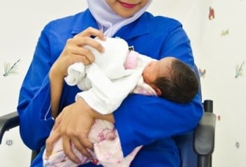 Suami Cuma Tunggu Di Pintu, Ibu Tabah Kongsi Pengalaman Bersalin Dalam Fasa PKP