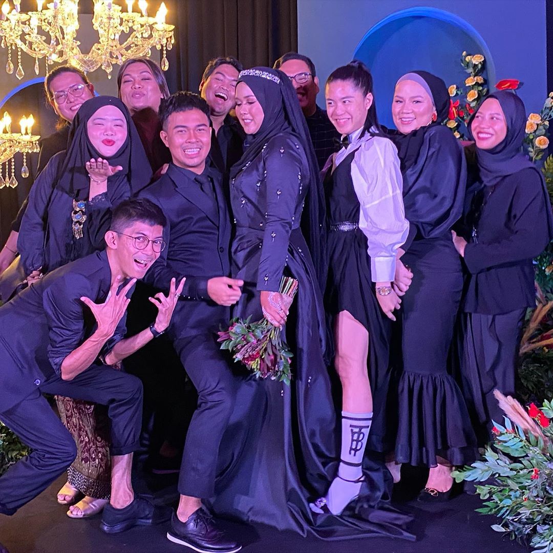 Bela Rambut 7 Tahun Sanggup Potong, Pengantin Serba Hitam Buat Ramai Terpesona