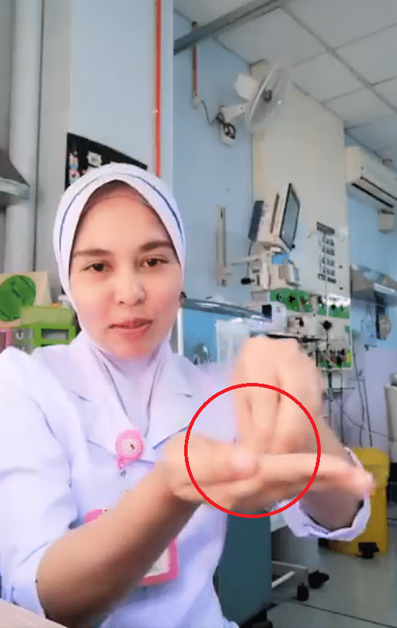 Nurse Tunjuk Cara Pakai Hand Sanitizer, Tak Sangka Ramai Pula Terjatuh Cinta